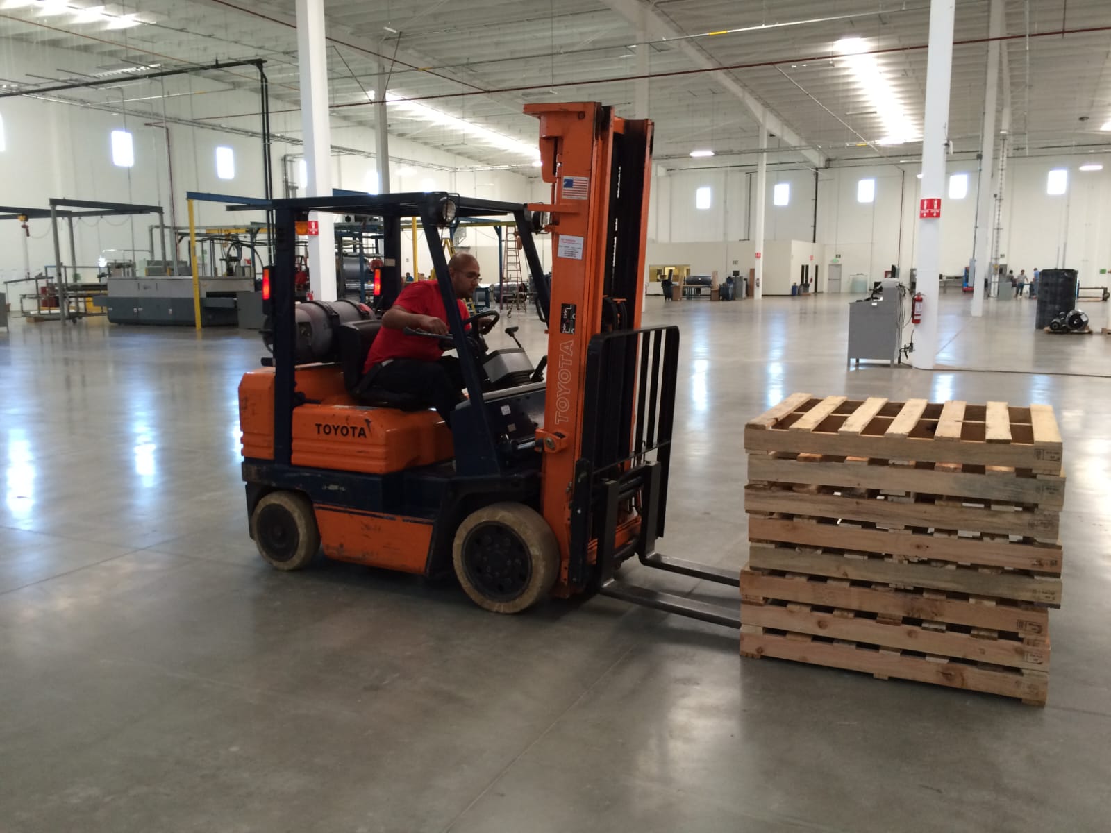 imagen de curso de montacarga 3 impartida por sinteg